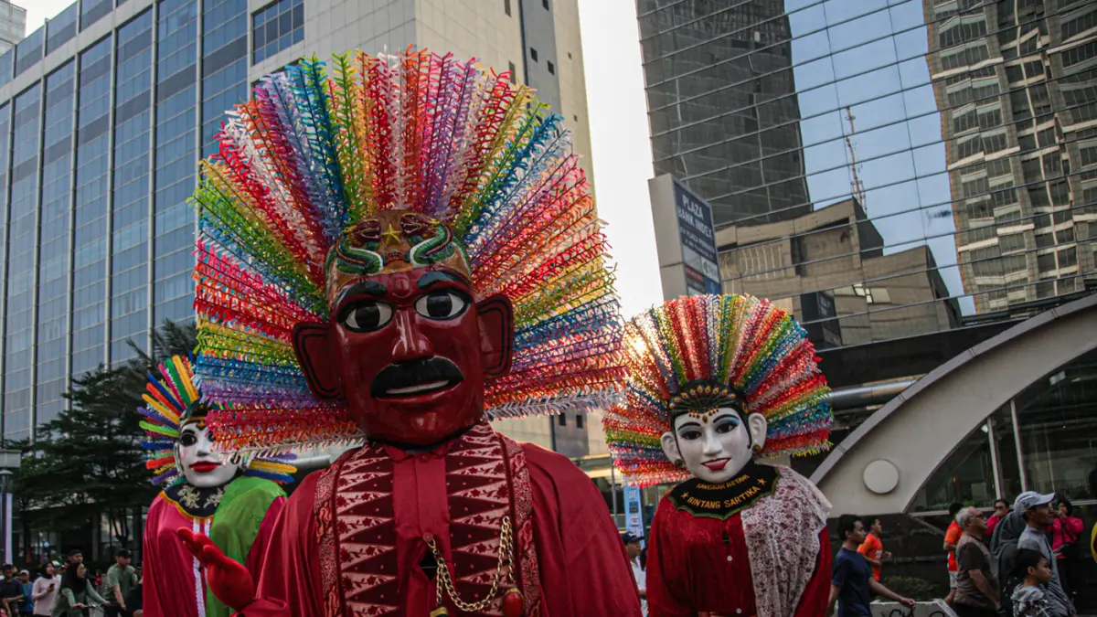 Sejumlah peserta mengarak ondel-ondel dan balon udara di Hari Bebas Kendaraan Bermotor (HBKB) di Bundaran HI, Jakarta, Minggu (28/08/2026). (Hanung Hambara/Jawa Pos)