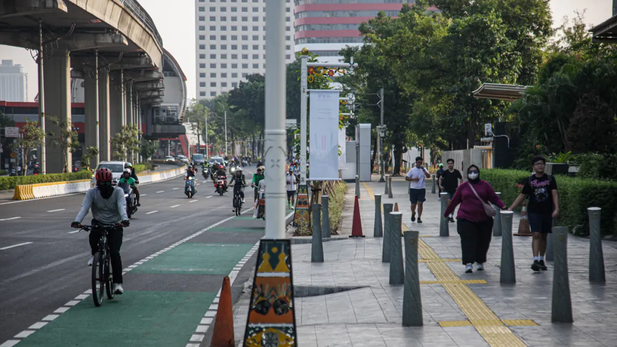 Sejumlah warga berolahraga di trotoar jalan Rasuna Said, Jakarta, Minggu (28/06/2026). (Hanung Hambara/Jawa Pos)