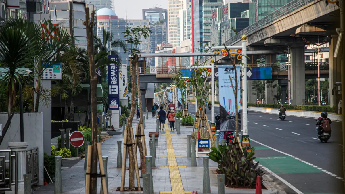 Sejumlah warga berolahraga di trotoar jalan Rasuna Said, Jakarta, Minggu (28/06/2026). (Hanung Hambara/Jawa Pos)
