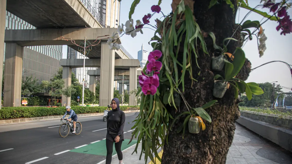 Sejumlah warga berolahraga di trotoar jalan Rasuna Said, Jakarta, Minggu (28/06/2026). (Hanung Hambara/Jawa Pos)