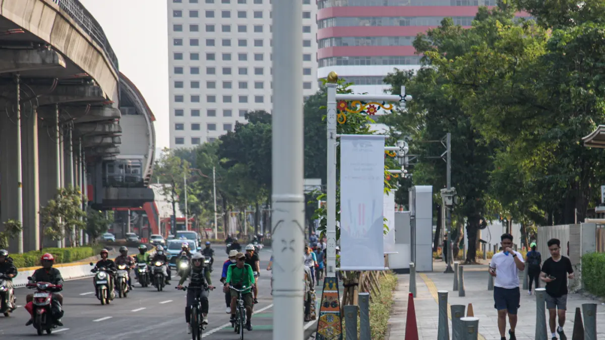 Sejumlah warga berolahraga di trotoar jalan Rasuna Said, Jakarta, Minggu (28/06/2026). (Hanung Hambara/Jawa Pos)