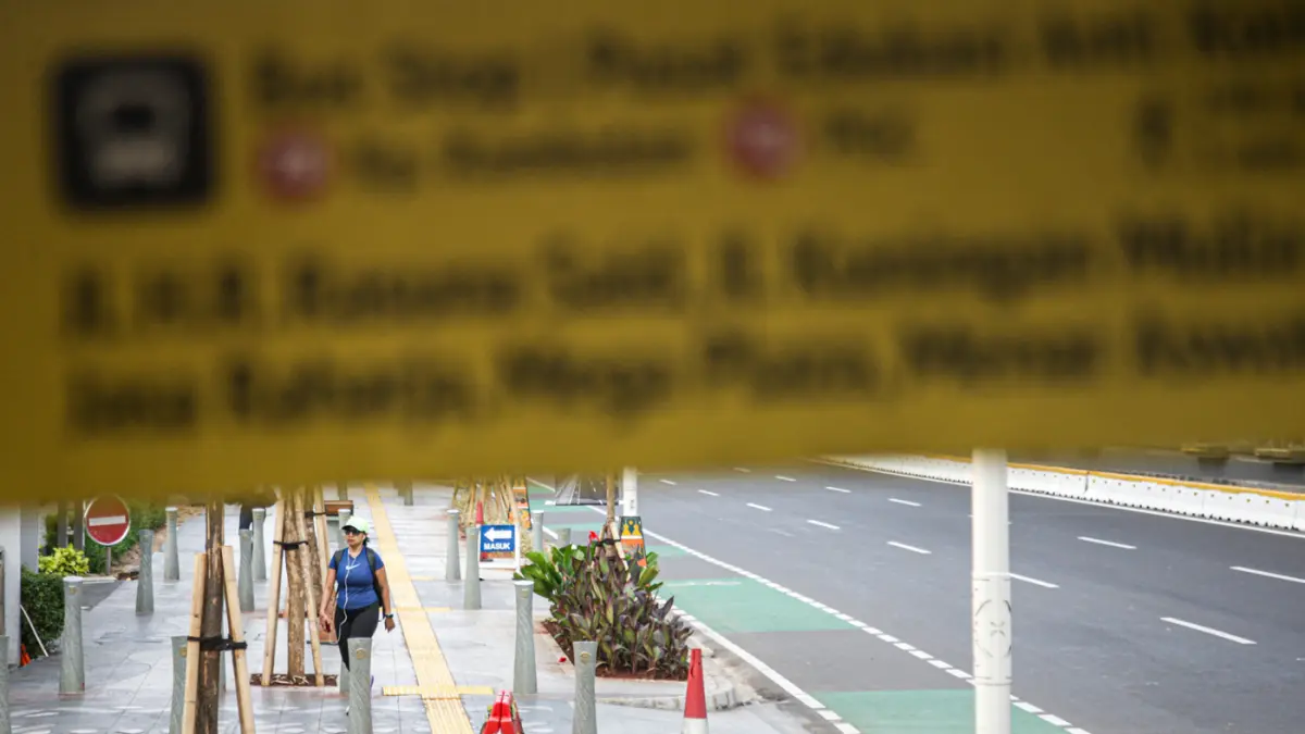 Sejumlah warga berolahraga di trotoar jalan Rasuna Said, Jakarta, Minggu (28/06/2026). (Hanung Hambara/Jawa Pos)