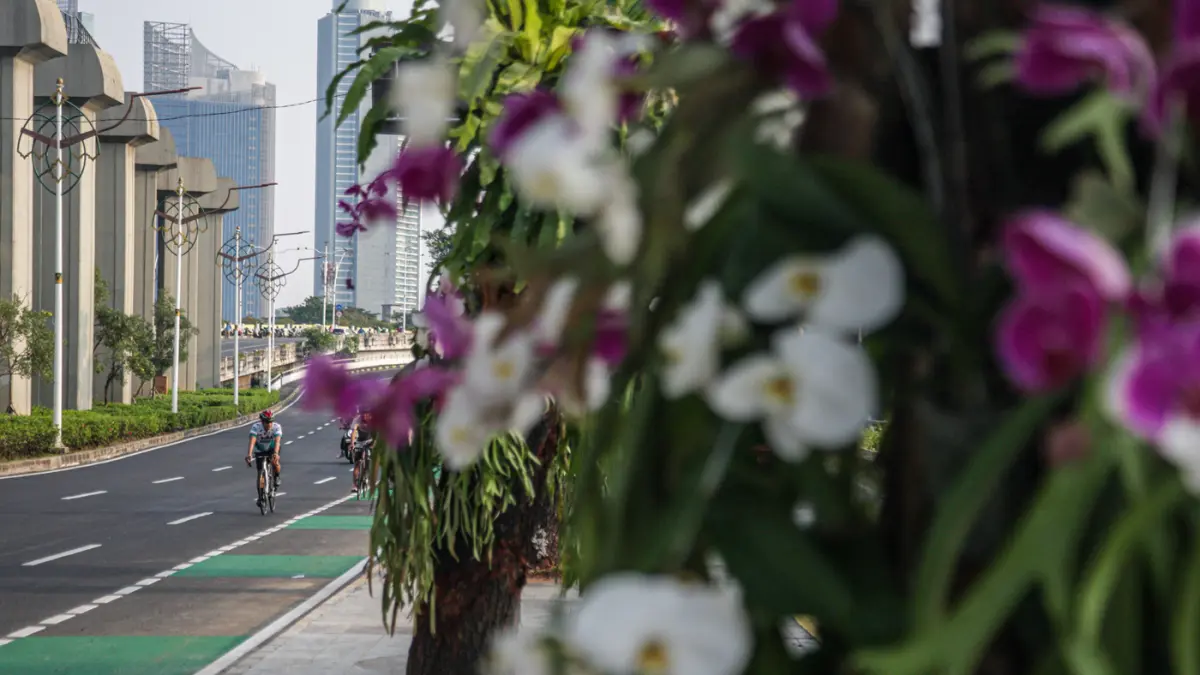 Sejumlah warga berolahraga di trotoar jalan Rasuna Said, Jakarta, Minggu (28/06/2026). (Hanung Hambara/Jawa Pos)