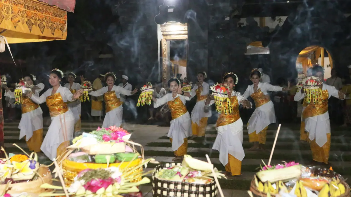 Umat Hindu mementaskan tarian Rejang Pamendak sebelum dimulainya upacara persembahyangan Hari Raya Kuningan di Pura Amertha Sari, Semarang, Jawa Tengah, Sabtu (27/6/2026). (Nur Chamim/Jawa Pos Radar Semarang)
