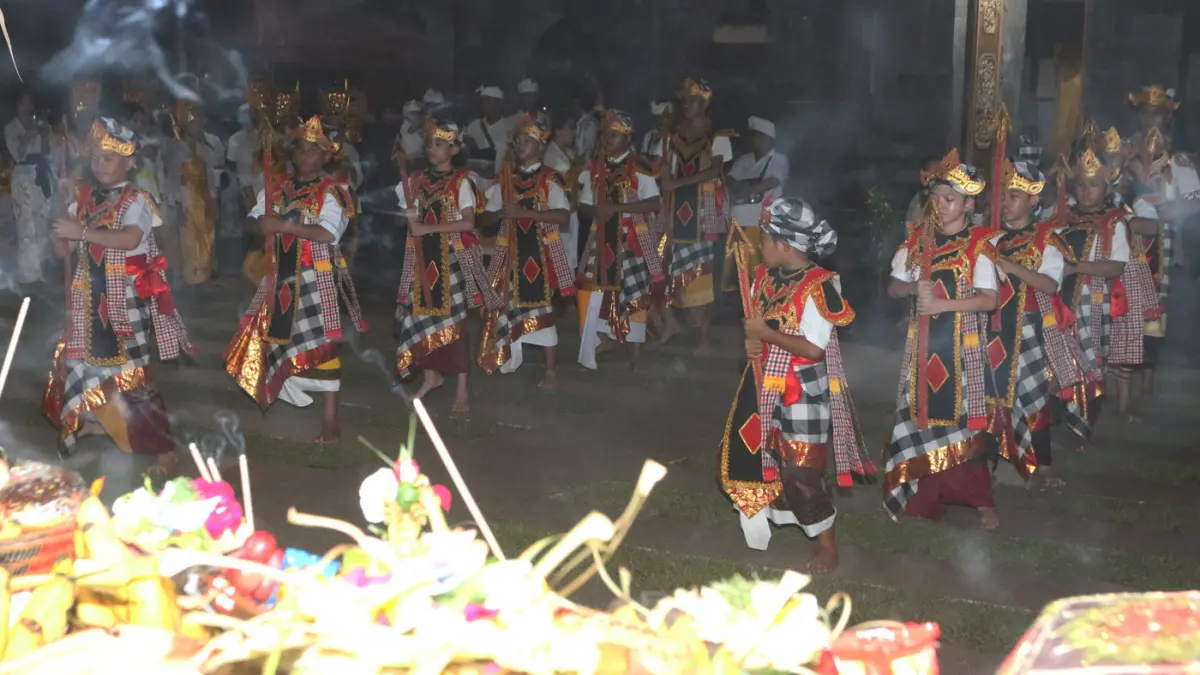 Umat Hindu mementaskan tarian Tombak sebelum dimulainya upacara persembahyangan Hari Raya Kuningan di Pura Amertha Sari, Semarang, Jawa Tengah, Sabtu (27/6/2026). (Nur Chamim/Jawa Pos Radar Semarang)