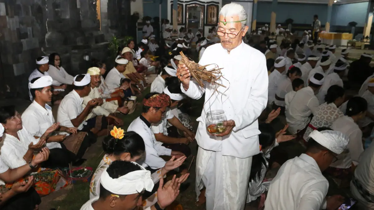 Umat Hindu mengikuti upacara persembahyangan Hari Raya Kuningan di Pura Amertha Sari, Semarang, Jawa Tengah, Sabtu (27/6/2026). (Nur Chamim/Jawa Pos Radar Semarang)