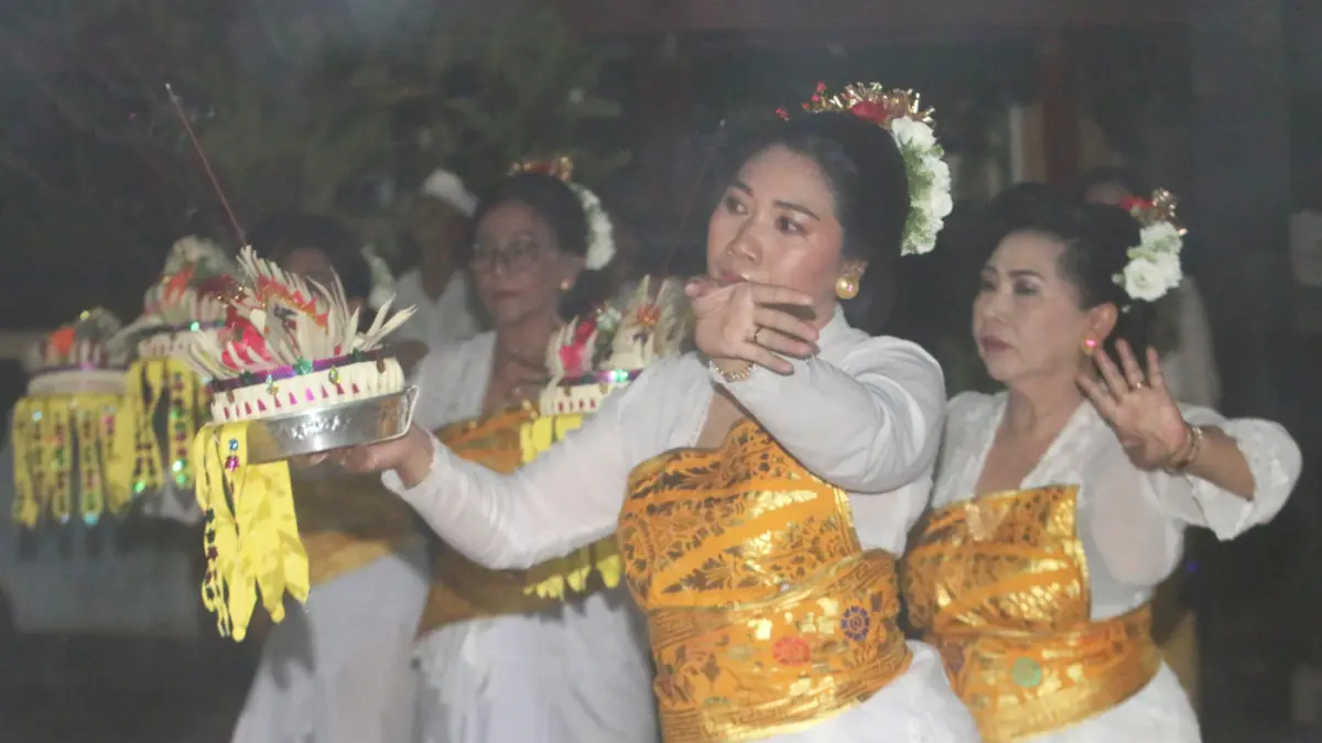 Umat Hindu mengikuti upacara persembahyangan Hari Raya Kuningan di Pura Amertha Sari, Semarang, Jawa Tengah, Sabtu (27/6/2026). (Nur Chamim/Jawa Pos Radar Semarang)