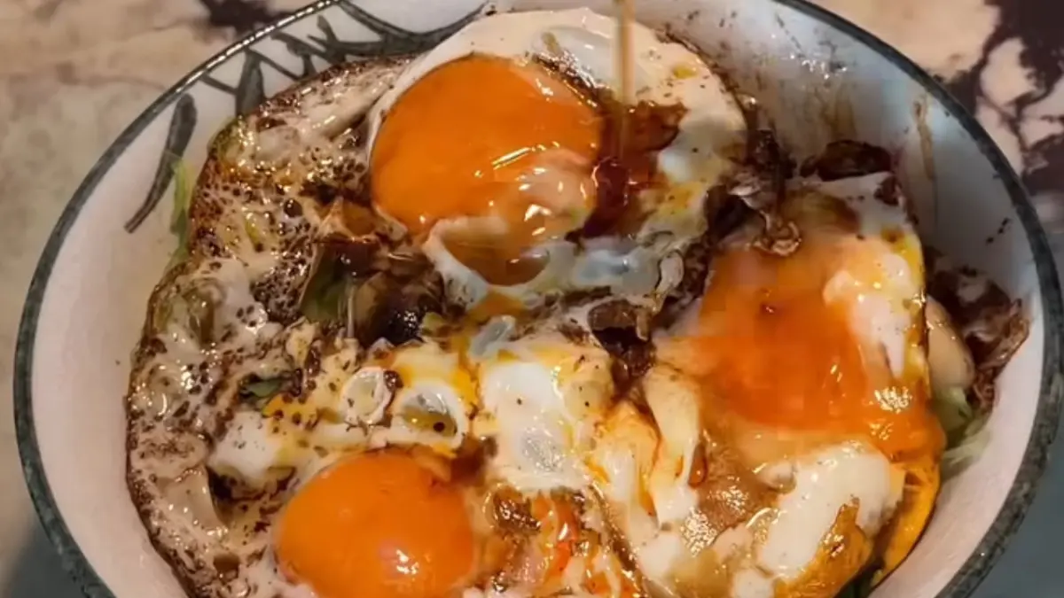 Potret garlicky egg rice with cabbage yang viral dan mudah dibuat. (Sumber: instagram.com/@audreyishome) - Image