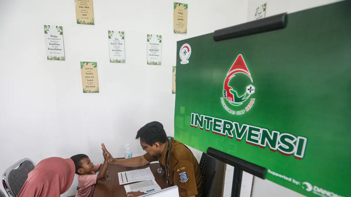 Tenaga kesehatan melakukan edukasi makan bergizi kepada seorang ibu dan balitanya usai peluncuran Program Puskesmas Siap SEDIA (Skrining, Edukasi, Intervensi Aksi Cegah Anemia dan Stunting) di UPTD Puskesmas Kampung Sawah, Tangerang Selatan, Banten, Senin