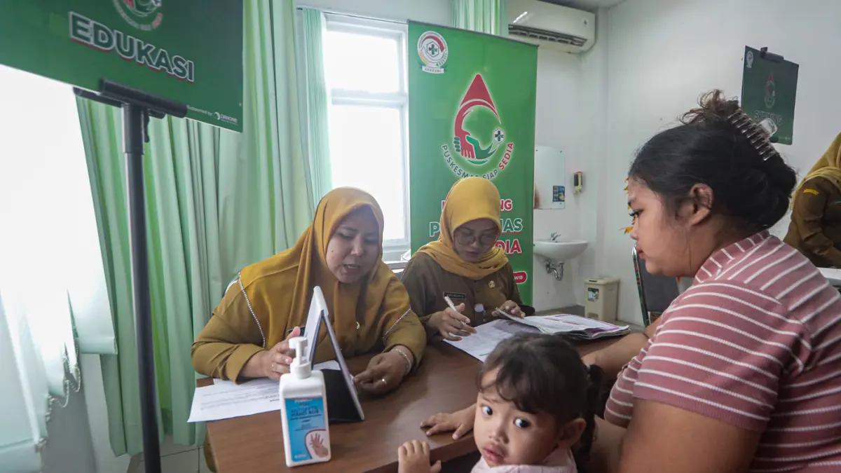 Tenaga kesehatan melakukan edukasi makan bergizi kepada seorang ibu dan balitanya usai peluncuran Program Puskesmas Siap SEDIA (Skrining, Edukasi, Intervensi Aksi Cegah Anemia dan Stunting) di UPTD Puskesmas Kampung Sawah, Tangerang Selatan, Banten, Senin