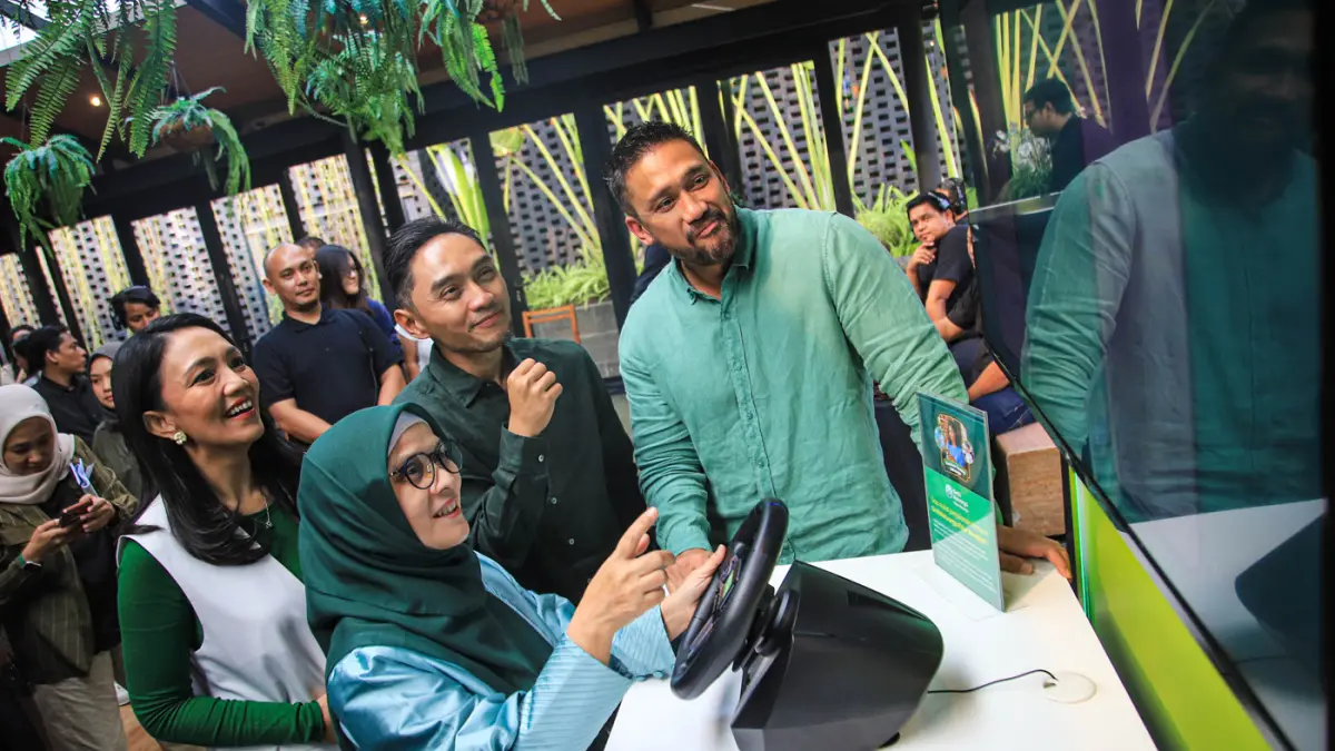 Dari kanan Aktor dan Orang Tua Tora Sudiro, Head of Strategy, Integrated Marketing Communication, Transport, OVO & Bank, Grab Indonesia Asep Haekal, Deputi Bidang Perlindungan Khusus Anak Kemen PPPA Titi Eko Rahayu dan Psikolog Pritta Tyas, mencoba fitur