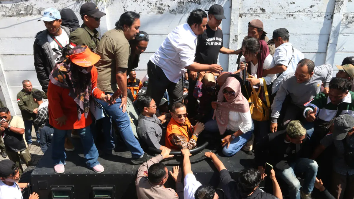 Bupati Pati nonaktif Sudewo (kedua kiri) menyapa pendukungnya dari kendaraan taktis Korps Brimob usai sidang putusan sela di Pengadilan Tipikor, Semarang, Jawa Tengah, Senin (29/6/2026). (Nur Chamim/Jawapos Radar Semarang)