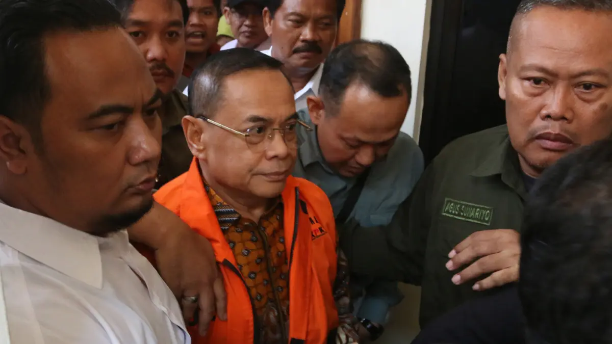 Bupati Pati nonaktif Sudewo (tengah) berjalan keluar usai menjalani sidang putusan sela di Pengadilan Tipikor, Semarang, Jawa Tengah, Senin (29/6/2026). (Nur Chamim/Jawa Pos Radar Semarang)