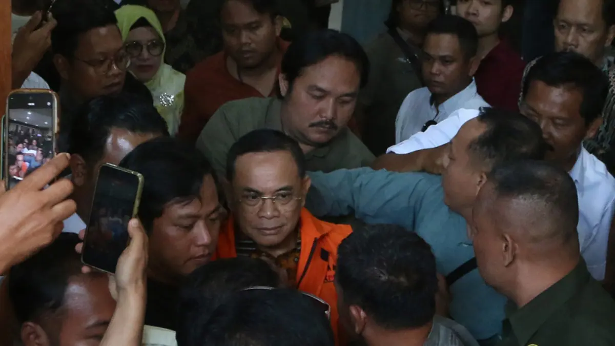 Bupati Pati nonaktif Sudewo (tengah) berjalan keluar usai menjalani sidang putusan sela di Pengadilan Tipikor, Semarang, Jawa Tengah, Senin (29/6/2026). (Nur Chamim/Jawa Pos Radar Semarang)