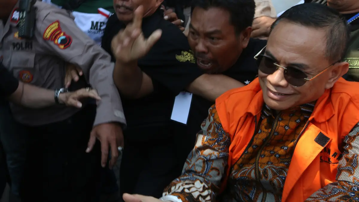 Bupati Pati nonaktif Sudewo (tengah) berjalan keluar usai menjalani sidang putusan sela di Pengadilan Tipikor, Semarang, Jawa Tengah, Senin (29/6/2026). (Nur Chamim/Jawapos Radar Semarang)