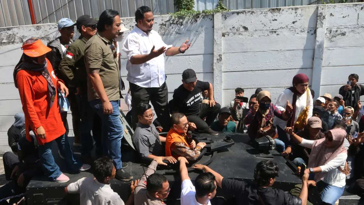 Bupati Pati nonaktif Sudewo (tengah) menyapa pendukungnya dari kendaraan taktis Korps Brimob usai sidang putusan sela di Pengadilan Tipikor, Semarang, Jawa Tengah, Senin (29/6/2026). (Nur Chamim/Jawa Pos Radar Semarang)