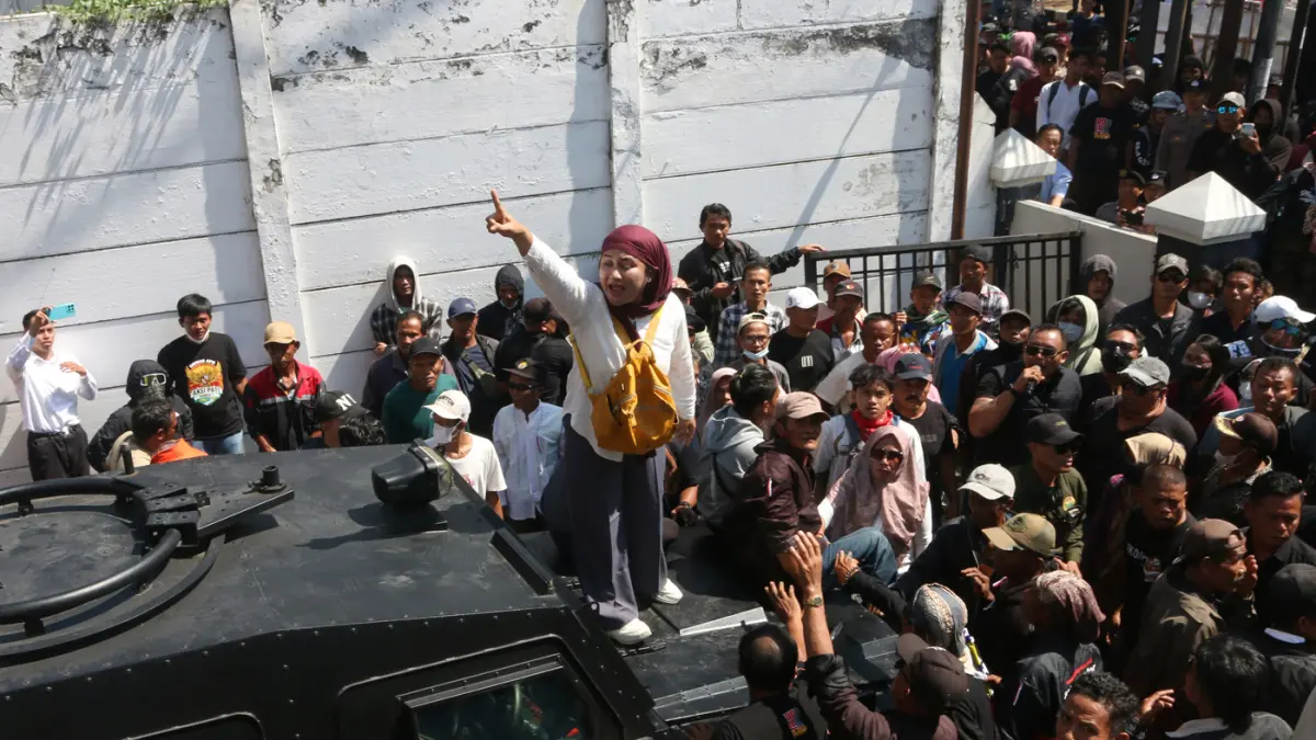 Massa menahan laju kendaraan taktis Korps Brimob yang membawa Bupati Pati nonaktif Sudewo usai sidang putusan sela di Pengadilan Tipikor, Semarang, Jawa Tengah, Senin (29/6/2026). (Nur Chamim/Jawa Pos Radar Semarang)