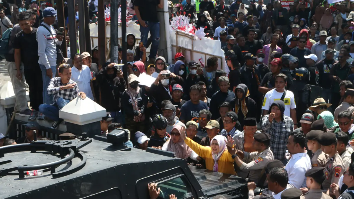 Para pendukung Bupati Bupati Pati nonaktif Sudewo saat sidang putusan sela di Pengadilan Tipikor, Semarang, Jawa Tengah, Senin (29/6/2026). (Nur Chamim/Jawa Pos Radar Semarang)