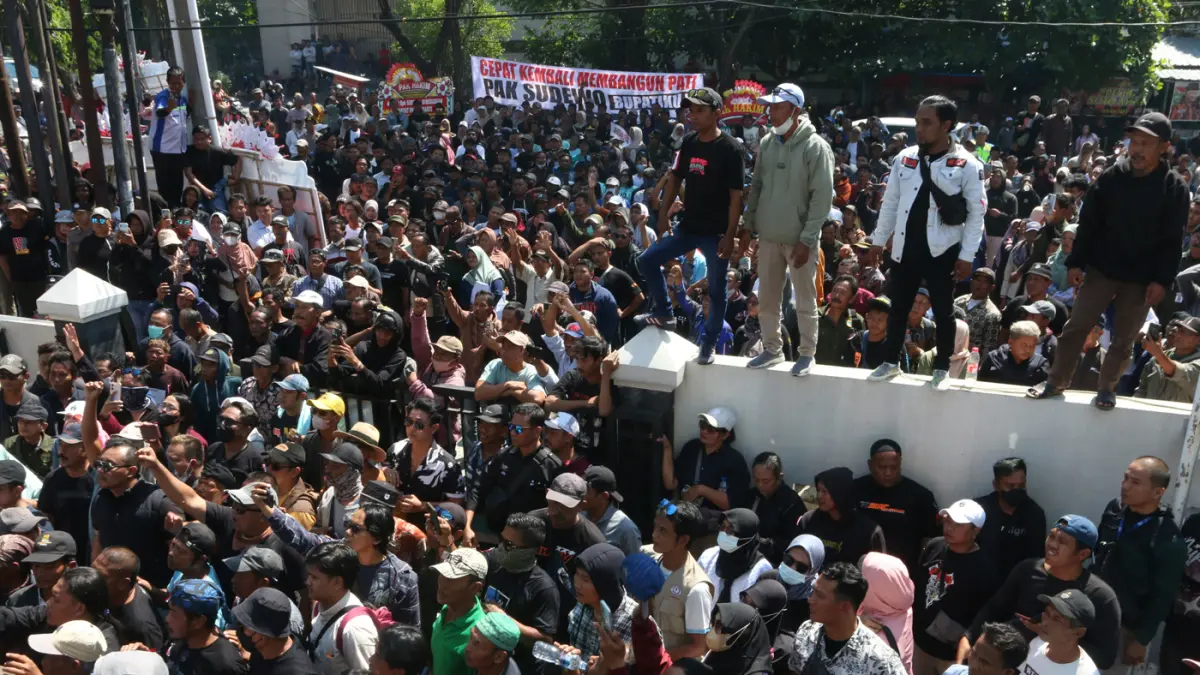 Para pendukung Bupati Bupati Pati nonaktif Sudewo saat sidang putusan sela di Pengadilan Tipikor, Semarang, Jawa Tengah, Senin (29/6/2026). (Nur Chamim/Jawa Pos Radar Semarang)