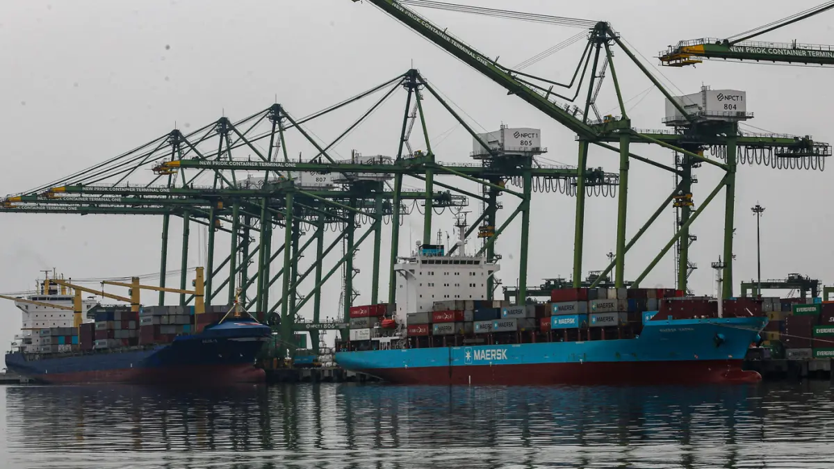 Pekerja beraktivitas di pelabuhan Tanjung Priok, Jakarta, Senin (29/6/2026). (Salman Toyibi/Jawa Pos)