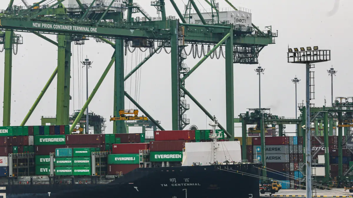 Pekerja beraktivitas di pelabuhan Tanjung Priok, Jakarta, Senin (29/6/2026). (Salman Toyibi/Jawa Pos)