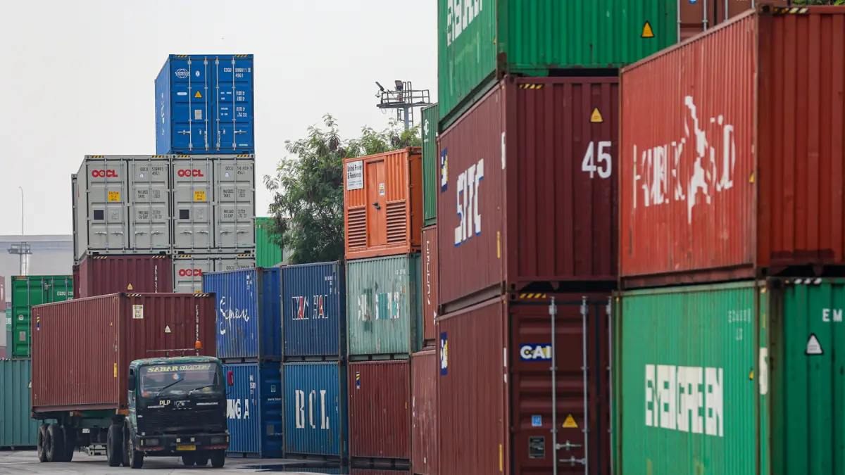 Pekerja beraktivitas di pelabuhan Tanjung Priok, Jakarta, Senin (29/6/2026). (Salman Toyibi/Jawa Pos)