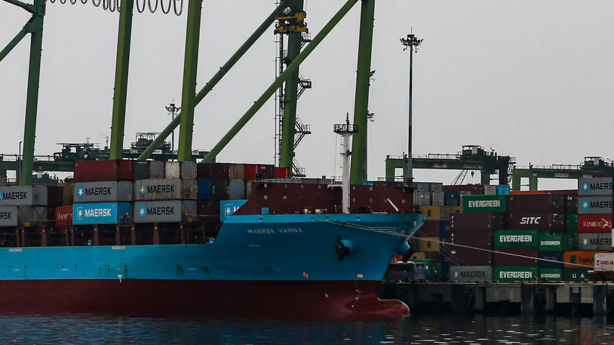 Pekerja beraktivitas di pelabuhan Tanjung Priok, Jakarta, Senin (29/6/2026). (Salman Toyibi/Jawa Pos)