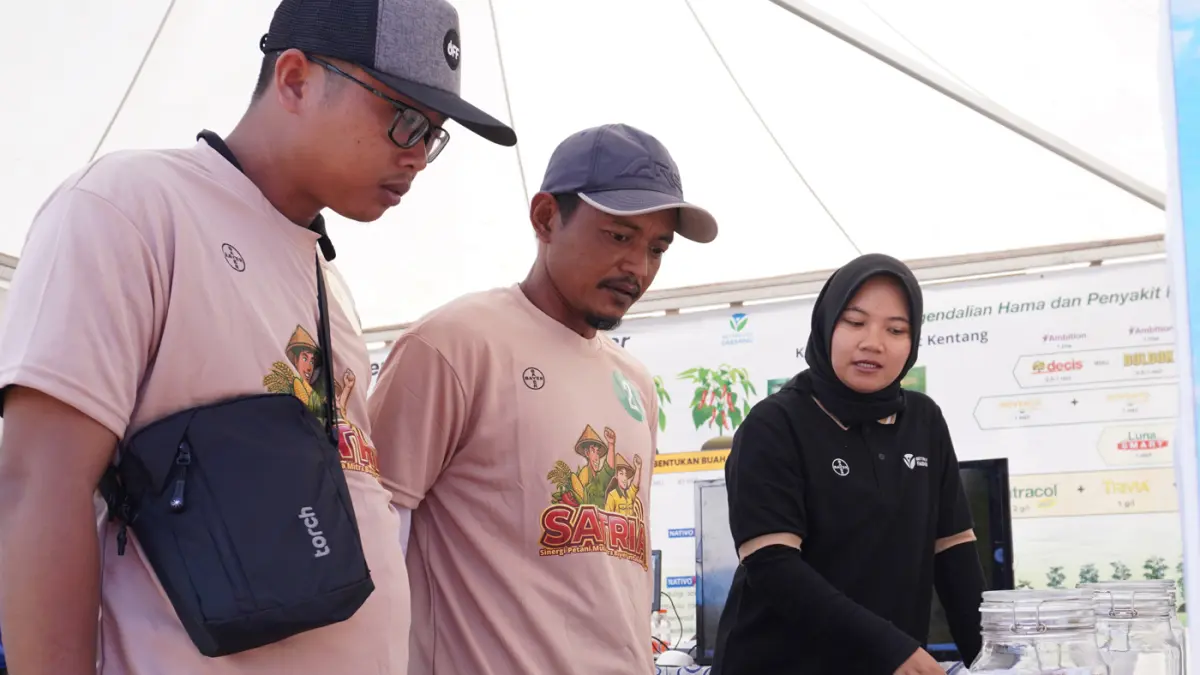 Petugas dari Bayer menjelaskan penerapan teknologi pertanian guna meningkatkan produktivitas usaha tani kepada para petani muda pada kegiatan Program Bayer SATRIA.