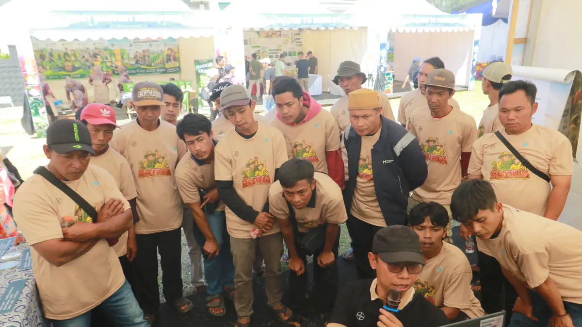 Petugas dari Bayer menjelaskan penerapan teknologi pertanian guna meningkatkan produktivitas usaha tani kepada para petani muda pada kegiatan Program Bayer SATRIA.