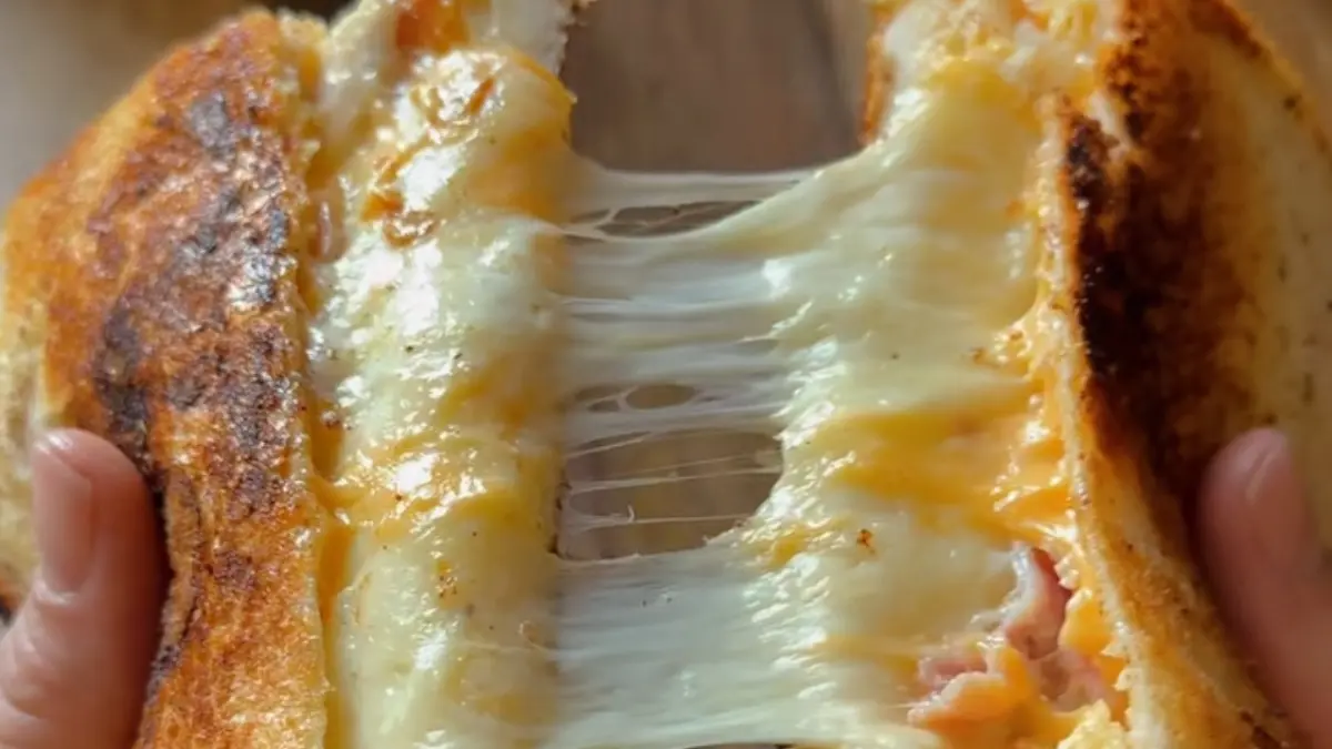 Potret bacon cheese egg sandwich dengan bacon renyah, telur lembut, dan keju lumer. (Sumber: instagram.com/@courtneys_bites) - Image