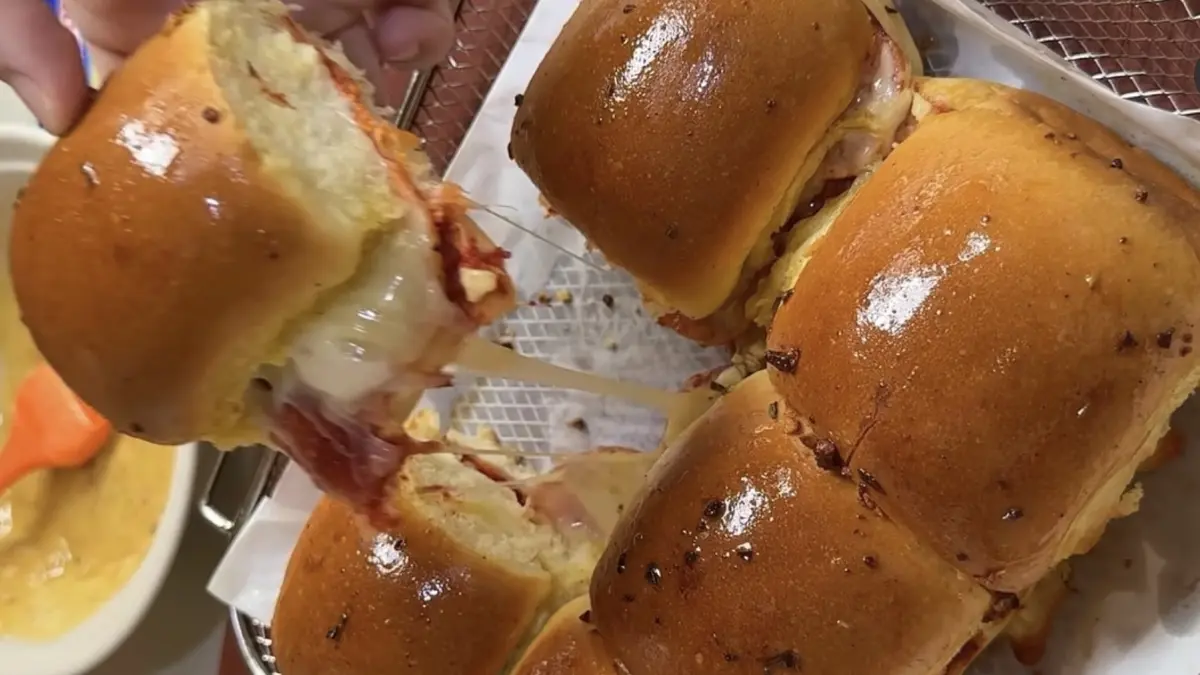 Potret cheesy pizza sliders dengan mozzarella lumer dan chicken pepperoni. (Sumber: instagram.com/@yomii0115_) - Image