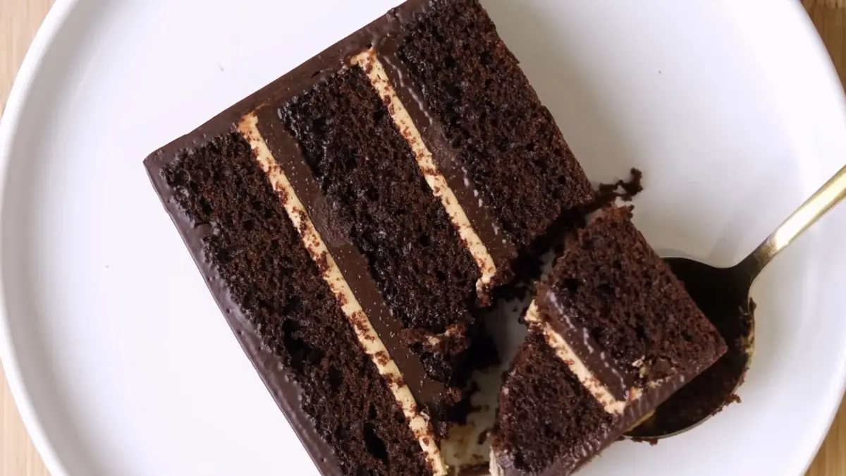 Potret London Chocolate Cake, kue cokelat klasik yang cocok untuk ide usaha. (Sumber: instagram.com/@luvitaho) - Image
