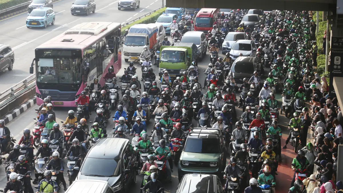 Suasana kemacetan lalu-lintas di Bawah Stasiun LRT Jabodebek Pancoran, Jakarta, Senin (29/6/2026). (Dery Ridwansah/ JawaPos.com)