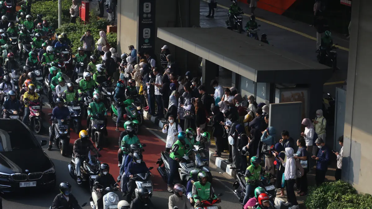 Suasana kemacetan lalu-lintas di Bawah Stasiun LRT Jabodebek Pancoran, Jakarta, Senin (29/6/2026). (Dery Ridwansah/ JawaPos.com)