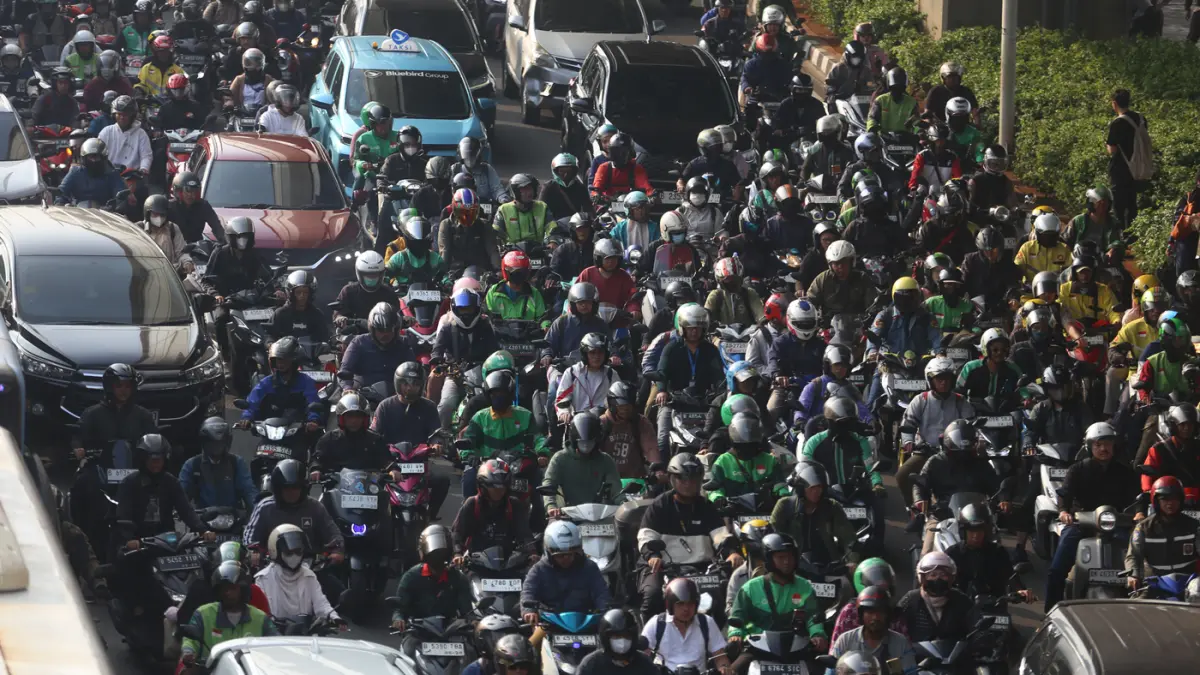 Suasana kemacetan lalu-lintas di Bawah Stasiun LRT Jabodebek Pancoran, Jakarta, Senin (29/6/2026). (Dery Ridwansah/ JawaPos.com)