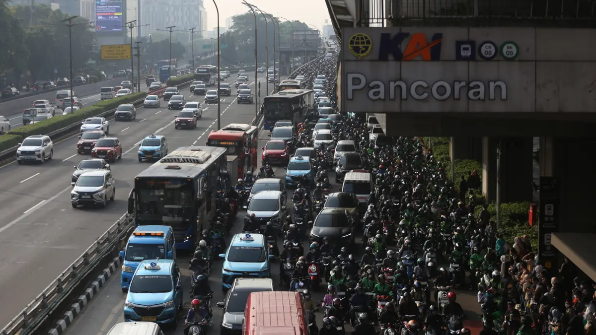Suasana kemacetan lalu-lintas di Bawah Stasiun LRT Jabodebek Pancoran, Jakarta, Senin (29/6/2026). (Dery Ridwansah/ JawaPos.com)