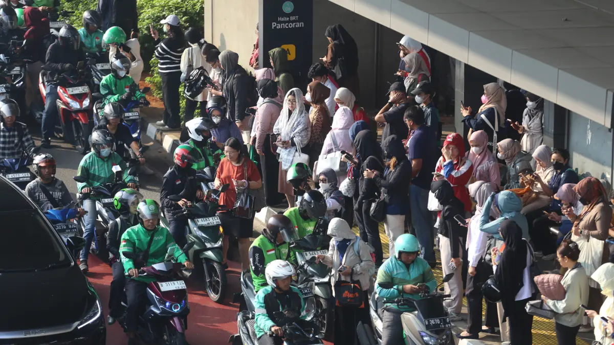 Suasana kemacetan lalu-lintas di Bawah Stasiun LRT Jabodebek Pancoran, Jakarta, Senin (29/6/2026). (Dery Ridwansah/ JawaPos.com)