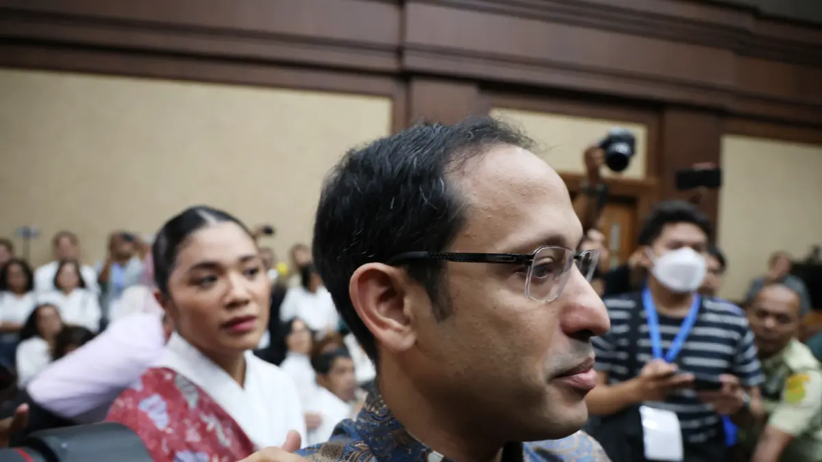 Terdakwa kasus dugaan korupsi pengadaan Chromebook di lingkungan Kemendikbudristek, Nadiem Anwar Makarim bersama istrinya, Franka Franklin usai menjalani sidang putusan di Pengadilan Tipikor, Jakarta, Selasa (30/6/2026). (Dery Ridwansah/ JawaPos.com)