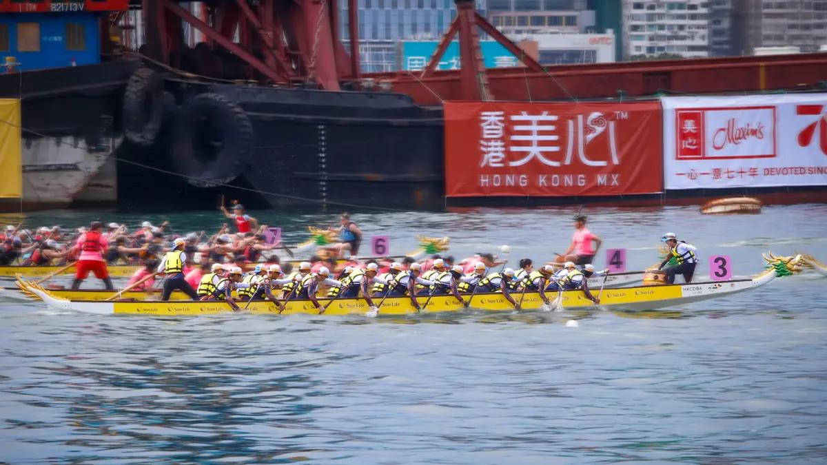 Klub Dayung Bahtera (KDB) Jakarta menembus babak semifinal nomor International Mixed Championship 500 meter pada ajang Sun Life Hong Kong International Dragon Boat Races 2026 yang digelar di Victoria Harbour, Hong Kong, Sabtu (27/6/2026). (Muhammad Hafizh