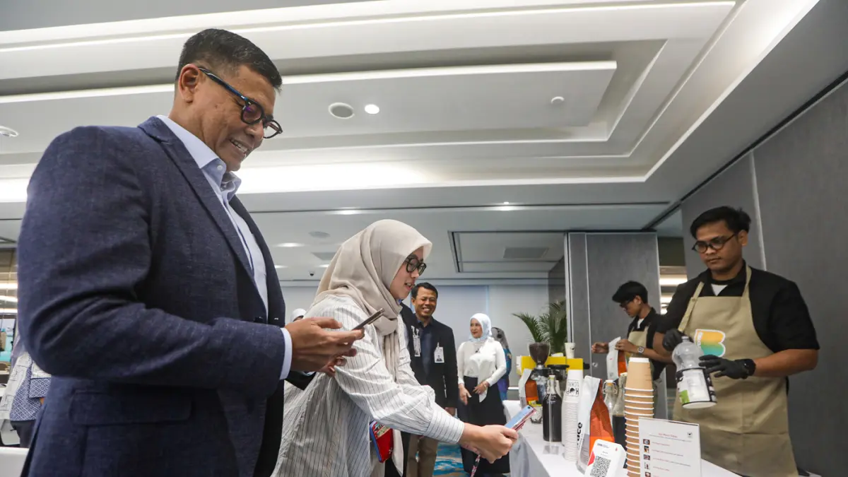 Direktur Utama BSI Anggoro Eko Cahyo (kiri) melakukan pembayaran menggunakan BYOND by BSI di BSI The Tower, Jakarta, Rabu (1/7/2026). (Salman Toyibi/Jawa Pos)