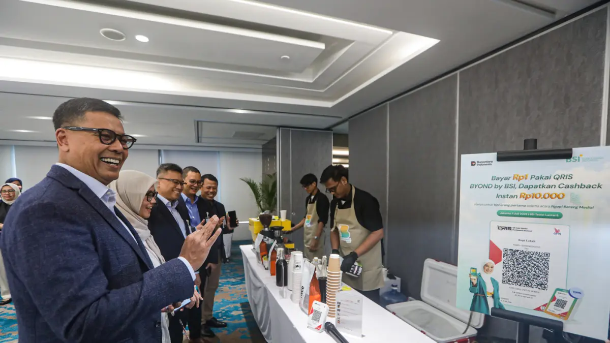 Direktur Utama BSI Anggoro Eko Cahyo (kiri) melakukan pembayaran menggunakan BYOND by BSI di BSI The Tower, Jakarta, Rabu (1/7/2026). (Salman Toyibi/Jawa Pos)
