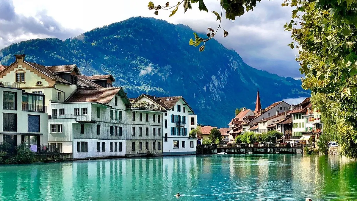 Ilustrasi Sungai Aare, salah satu destinasi favorit wisatawan di Swiss. (Trip Advisor). - Image
