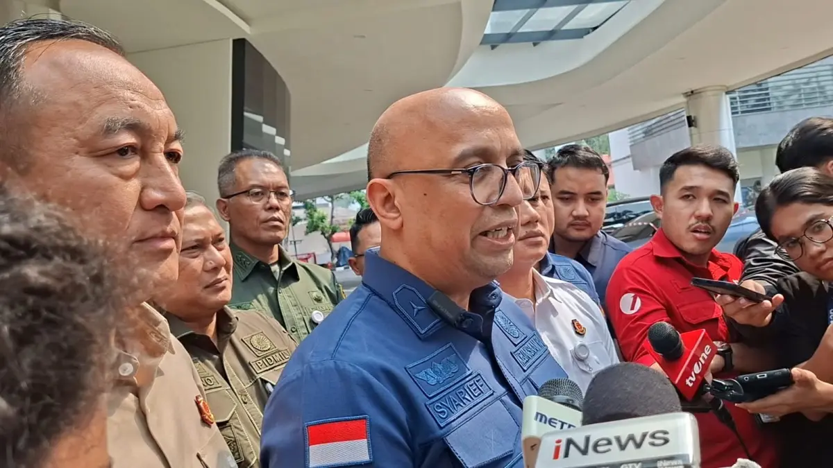 JAM Pidsus Kejagung Syarief Sulaeman Nahdi menyampaikan keterangan kepada awak media terkait perkembangan penanganan kasus dugaan korupsi MBG pada Kamis (2/7). (Sahrul Yunizar/JawaPos.com) - Image