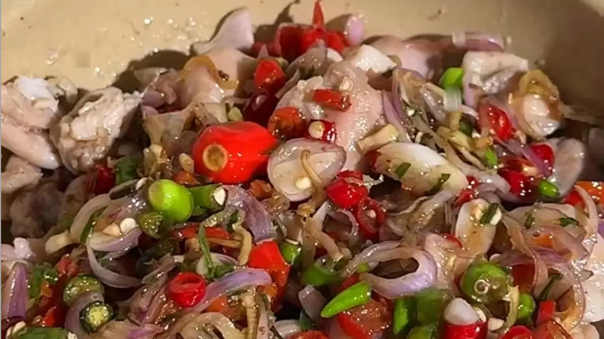 Potret ayam kukus sambal matah yang juicy, gurih, dan pedas segar. (Sumber: instagram.com/@ummu_aleyya) - Image