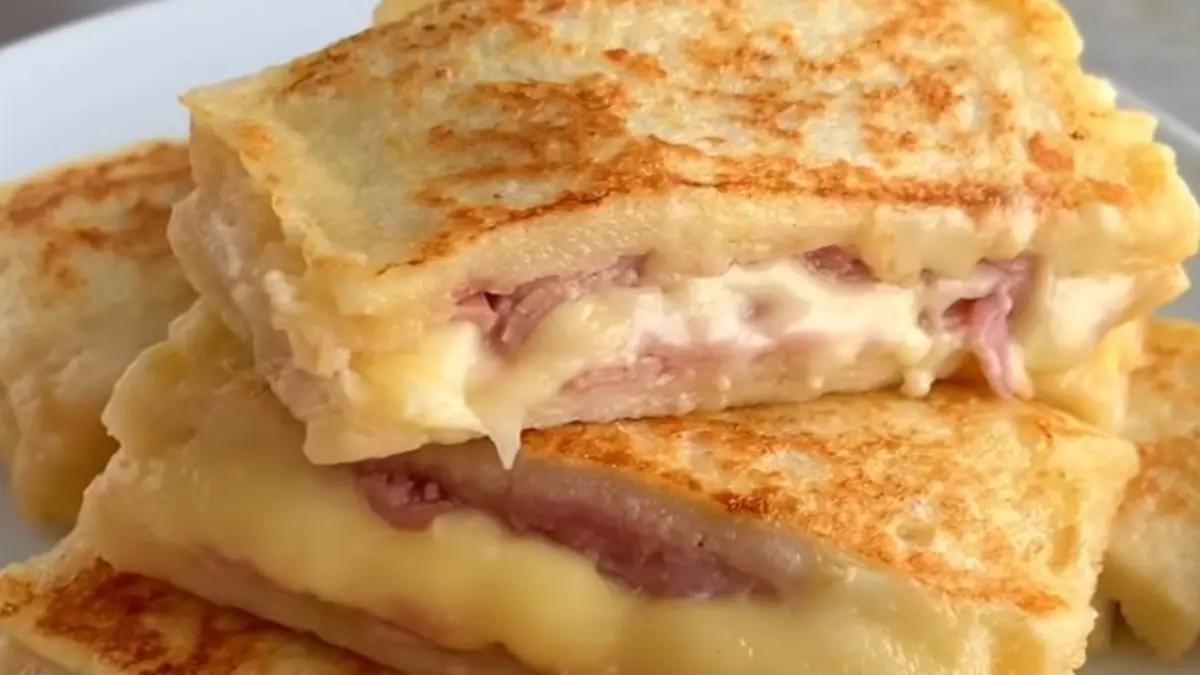 Potret cheese & ham toastie dippers ala croque monsieur dengan keju lumer dan ham gurih. (Sumber: instagram.com/@fitwaffle) - Image