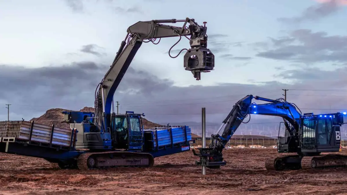Robot Built Robotics memancang hingga 1.000 tiang baja per hari di proyek surya Louisiana untuk pusat data AI Meta../ (Business Insider) - Image