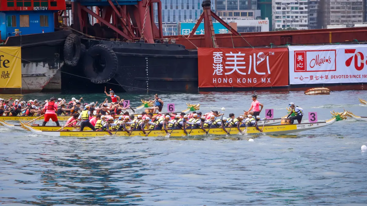 Klub Dayung Bahtera (KDB) Jakarta menembus babak semifinal nomor International Mixed Championship 500 meter pada ajang Sun Life Hong Kong International Dragon Boat Races 2026 yang digelar di Victoria Harbour, Hong Kong, Sabtu (27/6/2026). (Muhammad Hafizh