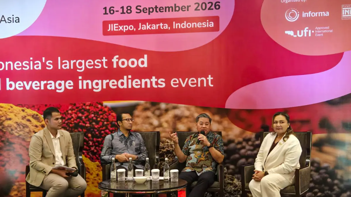 Kedua dari kiri Direktur South East Asia Food and Agriculture Science & Technology (SEAFAST) Center LRI PGKH IPB, Dr. Puspo Edi Giriwono, Ketua Gabungan Pengusaha Makanan dan Minuman Indonesia (GAPMMI) Ir. Adhi S. Lukman (Kanan) dan Regional Portfolio Dir