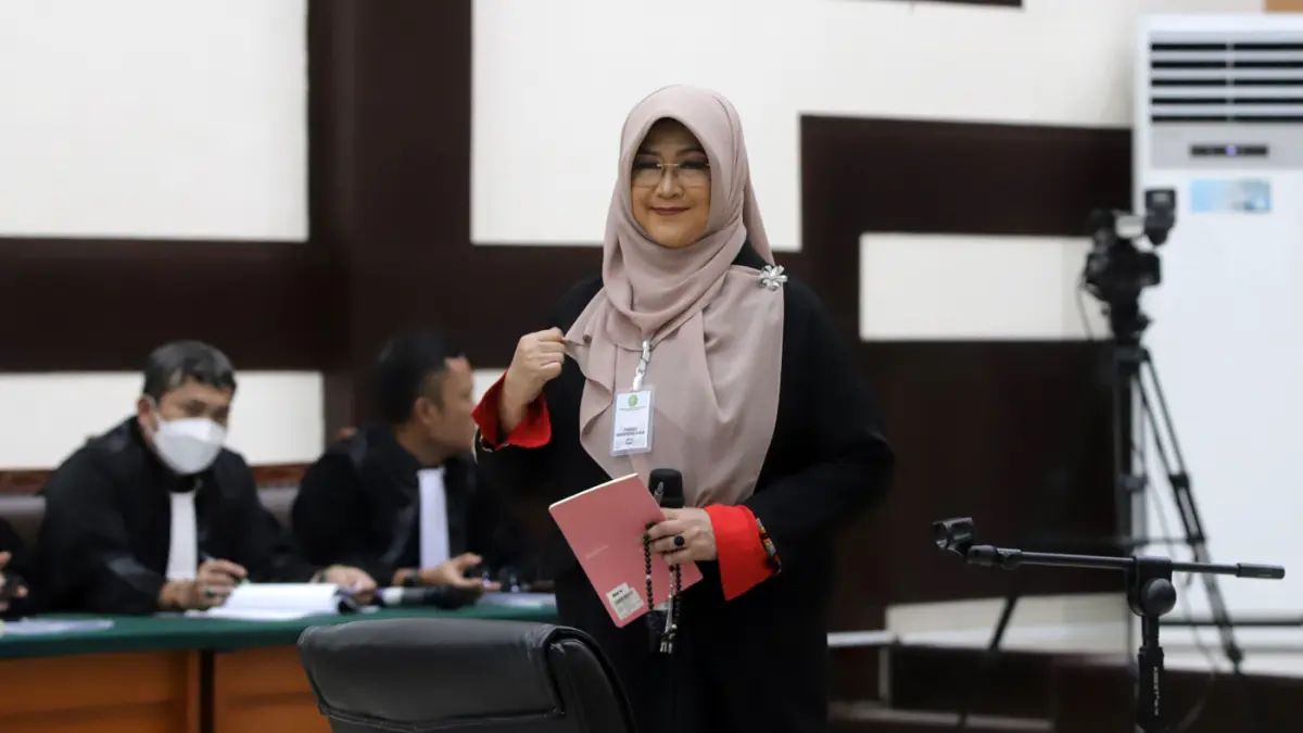 Terdakwa kasus dugaan fitnah dan pencemaran nama baik terkait keaslian ijazah Presiden ke-7 RI Joko Widodo, Tifauzia Tyassuma atau Dokter Tifa menjalani sidang perdananya di Pengadilan Negeri Jakarta Timur, Jakarta, Kamis (2/7/2026). (Dery Ridwansah/ Jawa