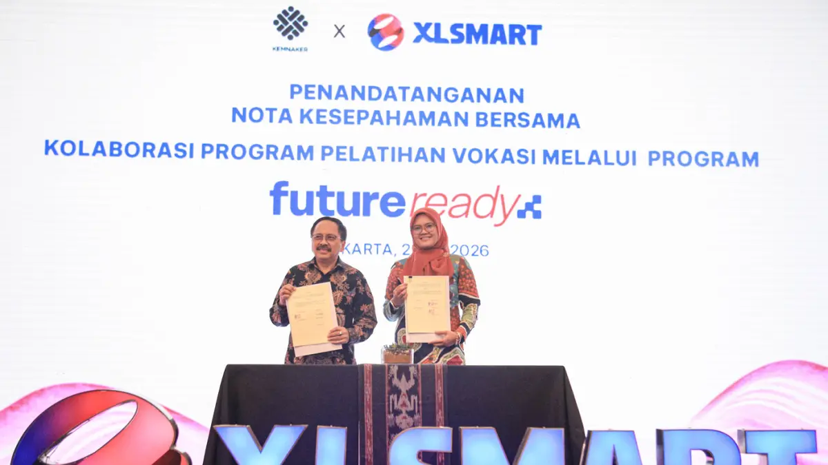 Direktur and Chief Regulatory Officer XLSmart Merza Fachys (kiri) bersama Sekretaris Direktorat Jenderal Binalavotas Kementerian Ketenagakerjaan Memey Meirita Handayani menandatangani nota kesepahaman antara Kementerian Ketenagakerjaan dengan XLSmart di K